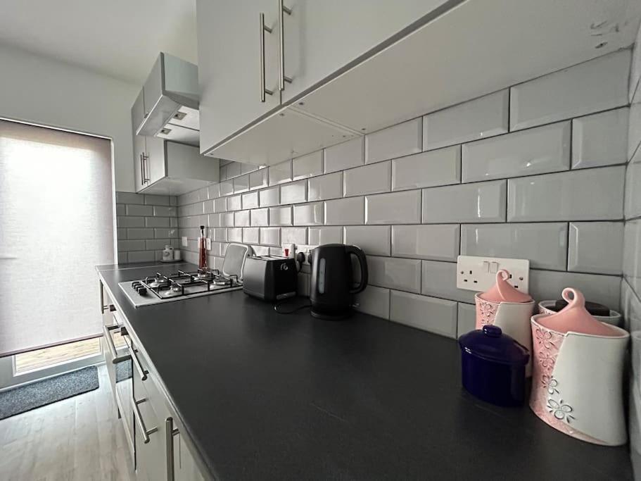 Bali Bliss Garden Flat With Parking Apartment เอนฟิลด์ ภายนอก รูปภาพ